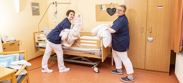 Pflegerinnen beim Bettenmachen Pflegerinnen beim Bettenmachen