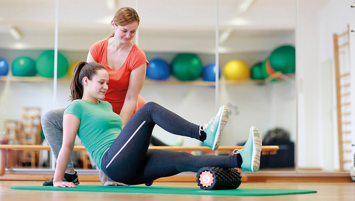 Zwei Frauen - Patientin und Betreuerin - bei der therapueutischen Gymnastik Zwei Frauen - Patientin und Betreuerin - bei der therapueutischen Gymnastik