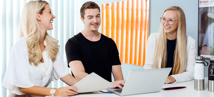 Junge Menschen vor Laptop Junge Menschen vor Laptop