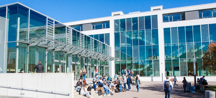 Studierende vor dem Gebäude der Hochschule Offenburg bei schönem Wetter Studierende vor dem Gebäude der Hochschule Offenburg bei schönem Wetter