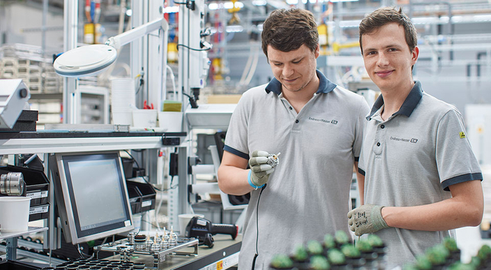 Zwei junge Personen zwischen elektrischen Maschinen Zwei junge Personen zwischen elektrischen Maschinen