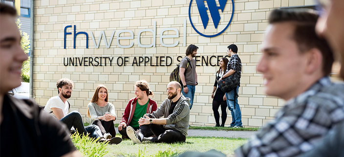Studierende auf dem Campus der FH Wedel Studierende auf dem Campus der FH Wedel