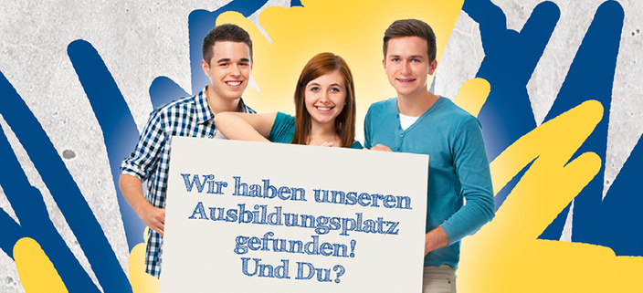 Drei Menschen halten ein Schild. Drei Menschen halten ein Schild.