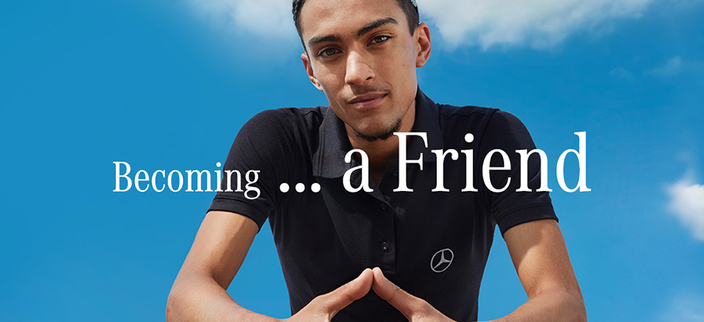 Junger Mensch im schwarzen Poloshirt mit Firmenlogo, Bildaufschrift: Becoming ... a friend Junger Mensch im schwarzen Poloshirt mit Firmenlogo, Bildaufschrift: Becoming ... a friend