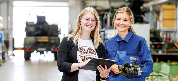Zwei junge Frauen in Werkshalle