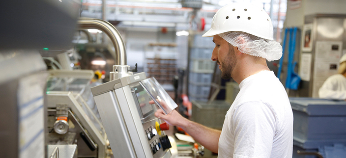 Mitarbeiter an Maschine Mitarbeiter an Maschine