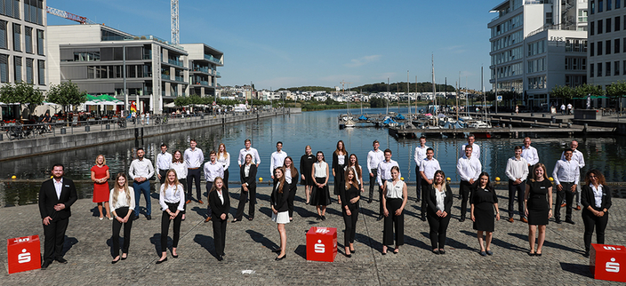 Gruppenfoto von Auszubildenden am Dortmunder Hafen Gruppenfoto von Auszubildenden am Dortmunder Hafen