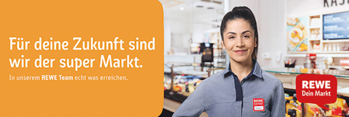 Lächelnde Mitarbeitende in der Fiiale, Bildaufschrift: Für deine Zukunft sind wir der super Markt.