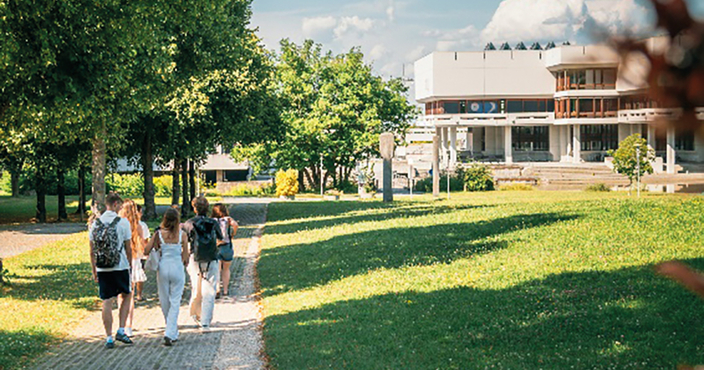 Junge Menschen auf dem Weg zur Universität Regensburg Junge Menschen auf dem Weg zur Universität Regensburg