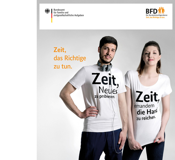 Kampagnenbild "Zeit, das Richtig zu tun." Zwei junge Menschen mit Shirtaufdruck "Zeit, das Richtige zu tun" lächeln in die Kamera