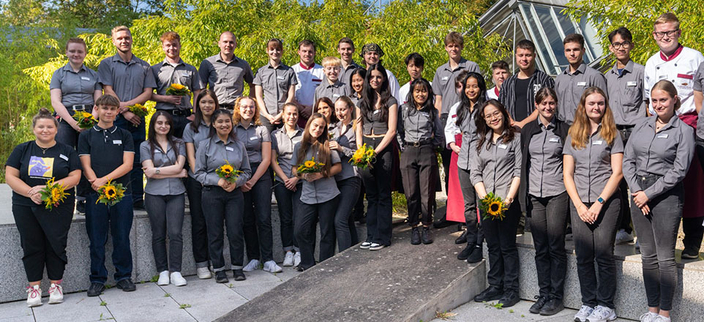 Gruppenbild, einige Personen mit Blumensträußen Gruppenbild, einige Personen mit Blumensträußen