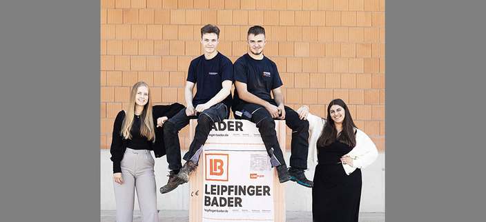 Vier lächelnde Auszubildende der Leipfinger-Bader GmbH
