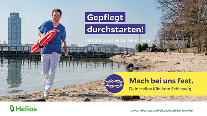 Junge lächelnde Person in Pflegebekleidung mit einem Rettungsschwimmbrett in der Hand läuft am Strand entlang, Bildaufschrift: Gepflegt durchstarten!