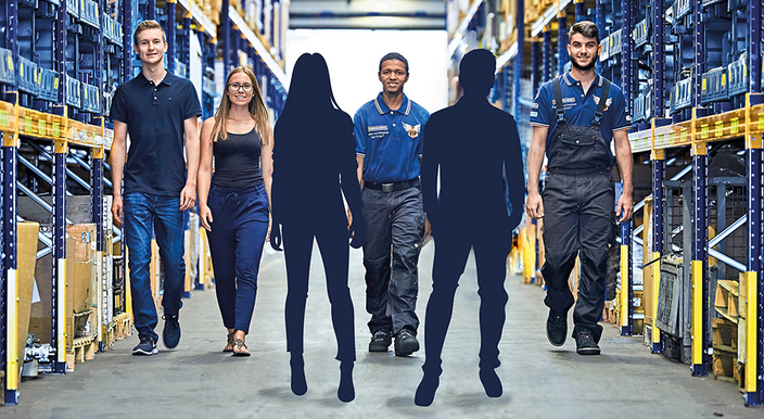Vier junge lächelnde Personen in einer Lagerhalle, dazu zwei Umrisse von Personen als Plathalter für neue Auszubildende
