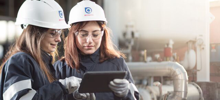Zwei Mädchen in Arbeitskleidung und Schutzhelm Zwei Mädchen in Arbeitskleidung und Schutzhelm