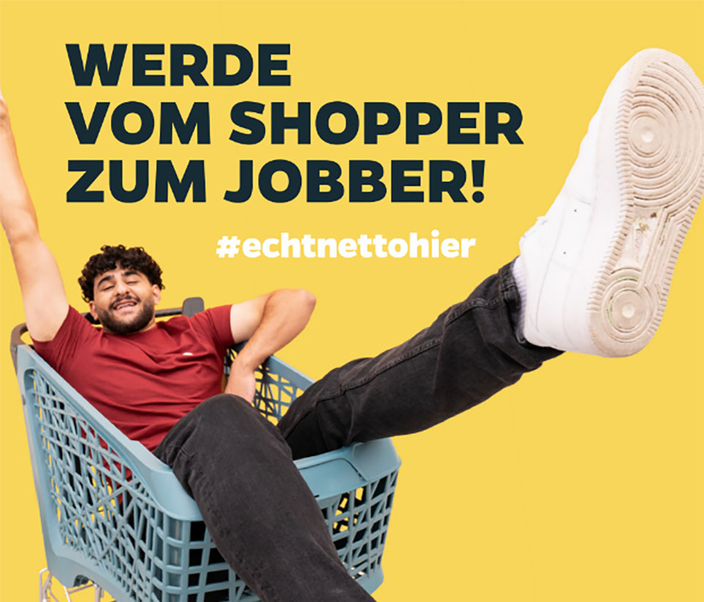 Junge Person im Einkaufswagen, Bildaufschrift: Werde vom Shopper zum Jobber #echtnettohier