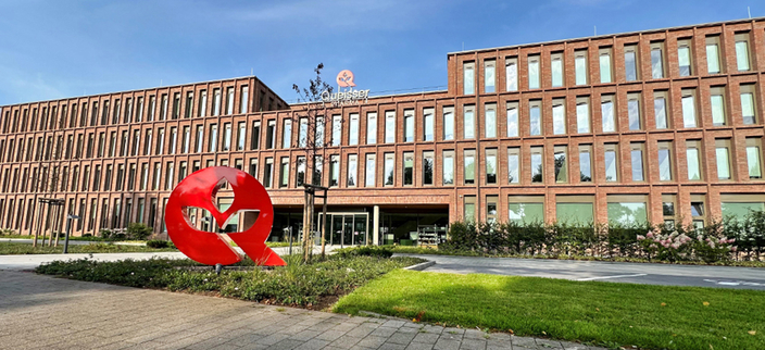 Das Gebäude der Queisser Pharma GmbH & Co. KG bei blauem Himmel
