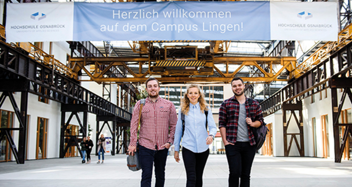 Studierende der Hochschule Osnabrück vor einem Banner mit der Aufschrift: Herzlich willkommen auf dem Campus Lingen! Studierende der Hochschule Osnabrück vor einem Banner mit der Aufschrift: Herzlich willkommen auf dem Campus Lingen!