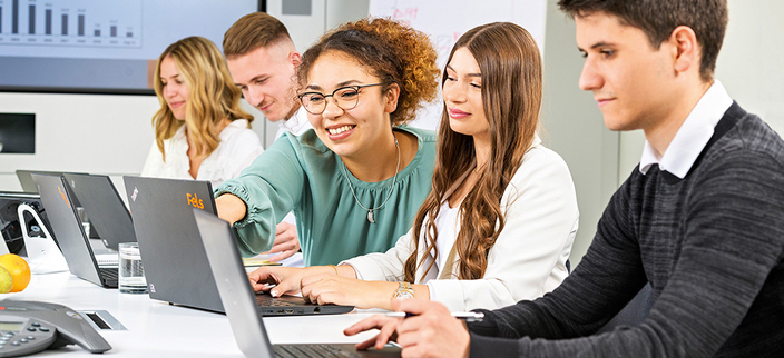 Situation aus dem Büroalltag. 5 junge Menschen sitzen an ihren Laptops und arbeiten. Situation aus dem Büroalltag. 5 junge Menschen sitzen an ihren Laptops und arbeiten.