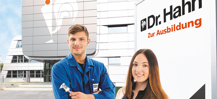 Azubis vor Dr.-Hahn-Gebäude Azubis vor Dr.-Hahn-Gebäude