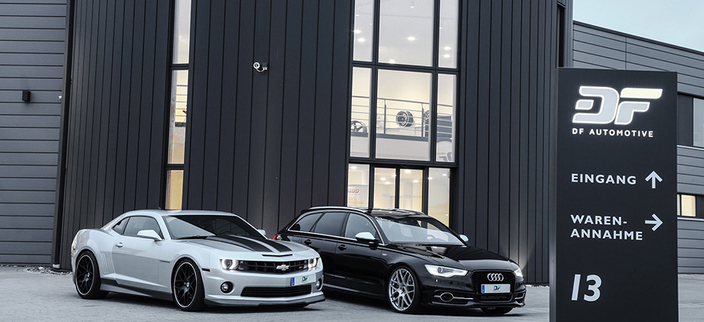 Zwei Autos vor dem Gebäude der DF Automotive GmbH Zwei Autos vor dem Gebäude der DF Automotive GmbH