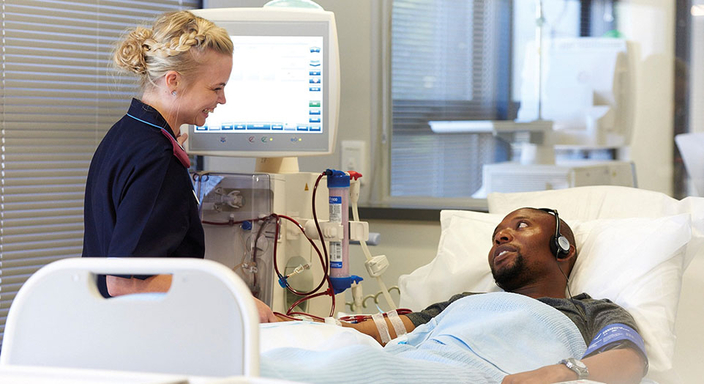 Pflegeperson am Patientenbett