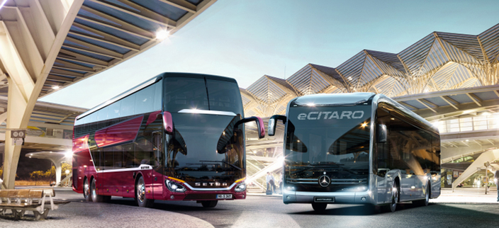 Zwei Busse von Daimler Buses an einem futuristisch aussehenden Busbahnhof