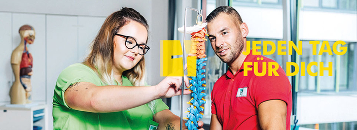 Zwei Personen an einem Wirbelsäulenmodell. Zwei Personen an einem Wirbelsäulenmodell.
