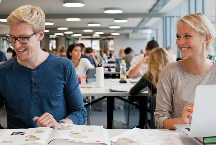 Studenten beim Lesen Studenten beim Lesen