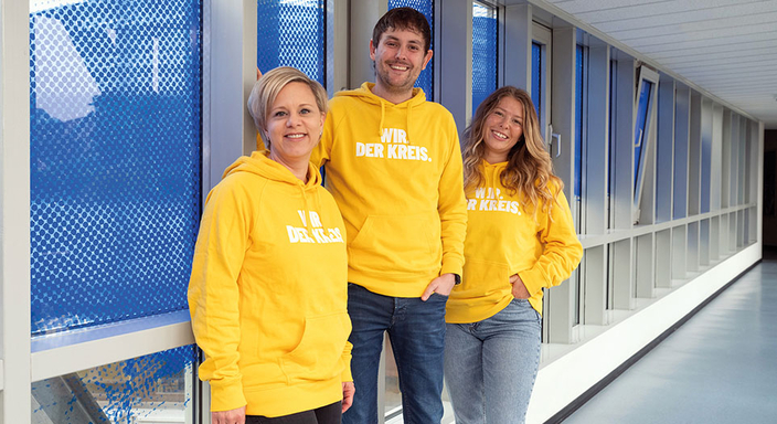 3 Personen in gelben Hoodies 3 Personen in gelben Hoodies