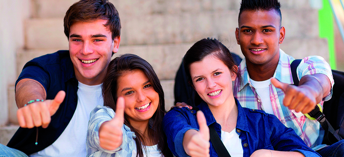 Jungen Menschen halten den Daumen hoch Jungen Menschen halten den Daumen hoch