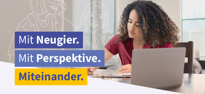 Person vor dem Laptop, linksseitig der Slogan "Mit Neugier. Mit Perspektive. Miteinander." Person vor dem Laptop, linksseitig der Slogan "Mit Neugier. Mit Perspektive. Miteinander."