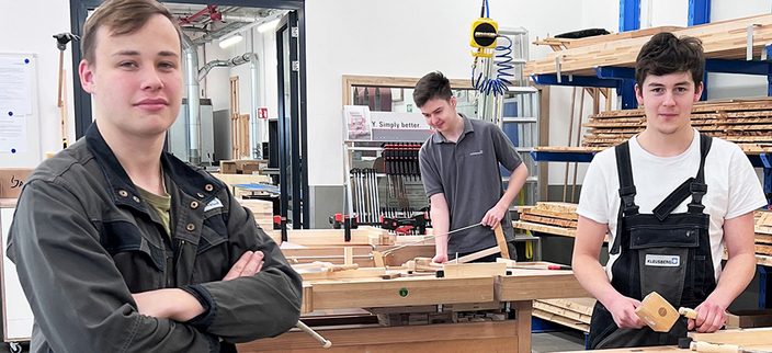 Drei junge Männer bei der Arbeit in Werkstatt