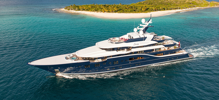 Yacht der Fr. Lürssen Werft GmbH & Co. KG auf dem Wasser vor einer Insel Yacht der Fr. Lürssen Werft GmbH & Co. KG auf dem Wasser vor einer Insel