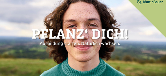 Person guckt in die Kamera über dem Gesicht der Slogan "PFLANZ' DICH! Ausbildung starten. Natürlich wachsen." Person guckt in die Kamera über dem Gesicht der Slogan "PFLANZ' DICH! Ausbildung starten. Natürlich wachsen."