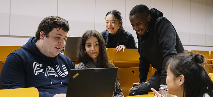 Studiengruppe im Hörsaal Studiengruppe im Hörsaal