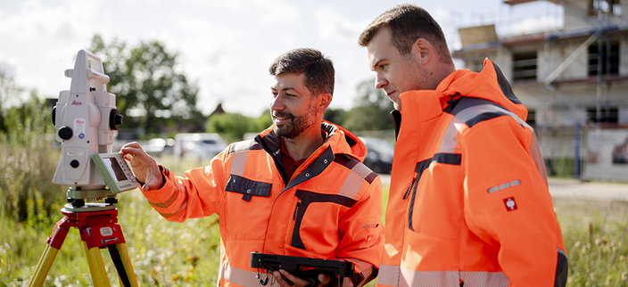 2 Mitarbeitende am Vermessungsgerät 2 Mitarbeitende am Vermessungsgerät