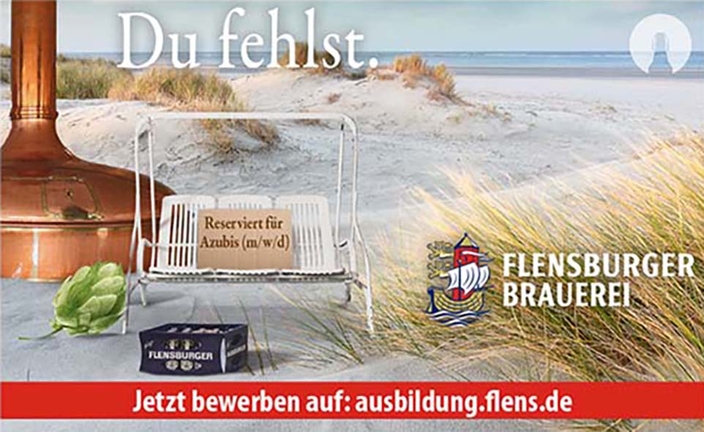 Weiße Hollywood-Schaukel vor einer Düne mit einem Schild mit der Aufschrift: Reserviert für Azubis (m/w/d). Du fehlst. Auch im Bild: Ein Kasten Bier und ein Braukessel