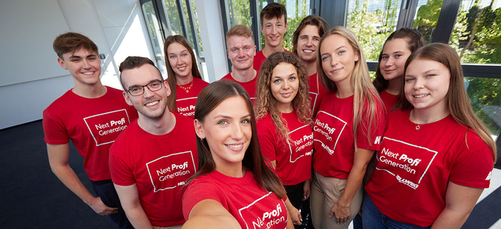 Gruppenfoto von elf Auszubildenden in roten T-Shirts mit der Aufschrift: Next Profi Generation Gruppenfoto von elf Auszubildenden in roten T-Shirts mit der Aufschrift: Next Profi Generation