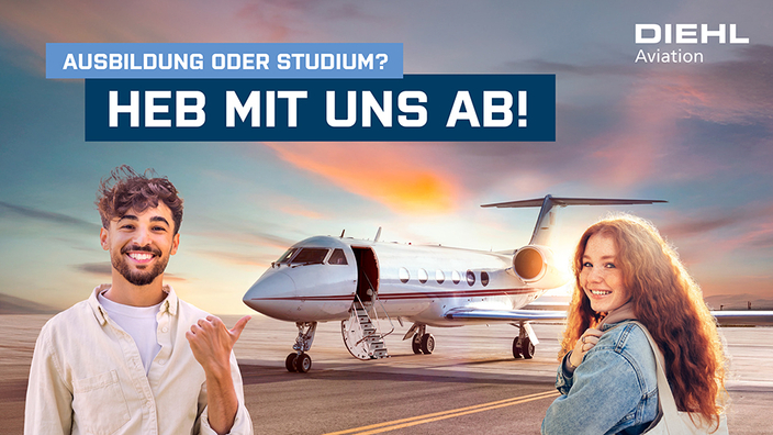 Zwei junge lächelnde Personen vor einem Flugzeug, Bildaufschrift: Heb mit uns ab! Zwei junge lächelnde Personen vor einem Flugzeug, Bildaufschrift: Heb mit uns ab!