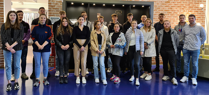 Gruppenfoto von Auszubildenden im Firmengebäude