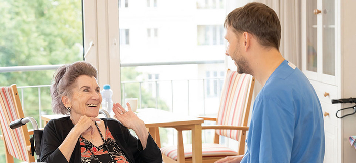 Pflegefachkraft und Seniorin im Austausch Pflegefachkraft und Seniorin im Austausch