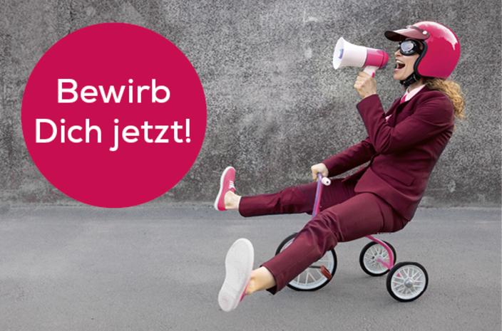 Person mit Helm und Megafon auf einem Dreirad, Bildaufschrift: Bewirb Dich jetzt! Person mit Helm und Megafon auf einem Dreirad, Bildaufschrift: Bewirb Dich jetzt!