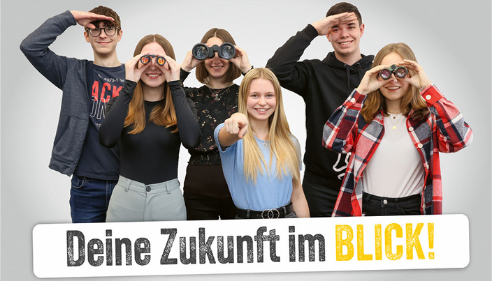 Personengruppe mit Slogan "Deine Zukunft in BLICK!" Personengruppe mit Slogan "Deine Zukunft in BLICK!"