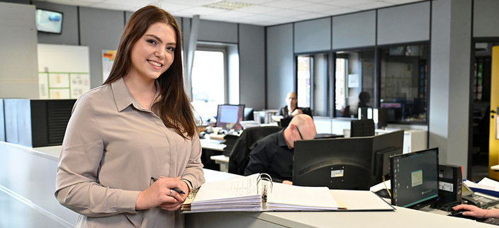 Frau im Büro Frau im Büro
