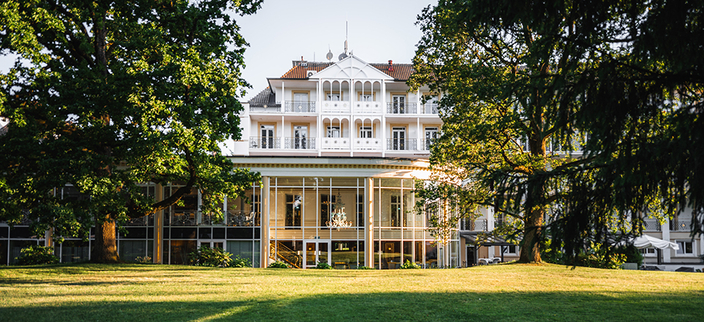 Außenansicht Hotel zwischen Bäumen Außenansicht Hotel zwischen Bäumen