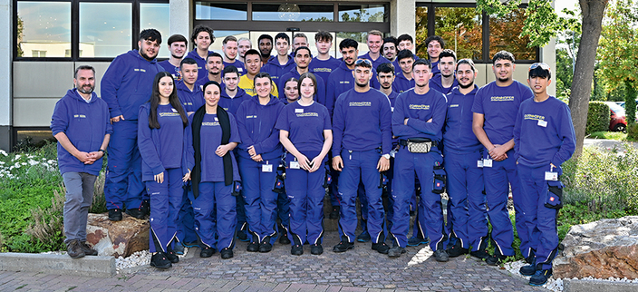 Teamfoto der Auszubildenden der DORNHÖFER GmbH in blauer Arbeitskleidung Teamfoto der Auszubildenden der DORNHÖFER GmbH in blauer Arbeitskleidung