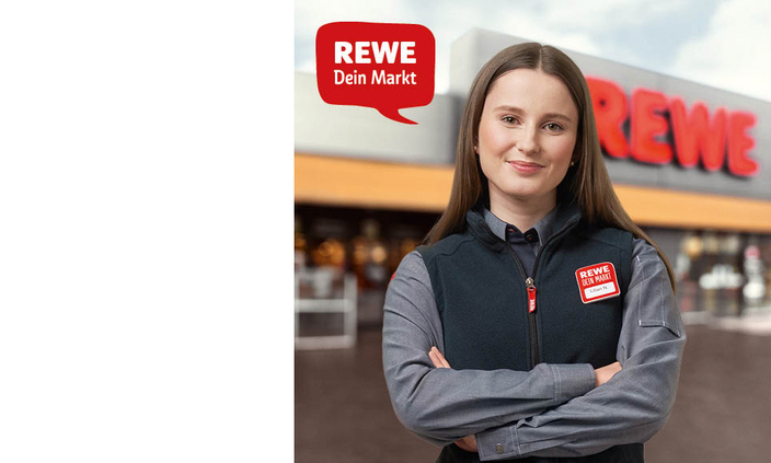 Person steht vor einer Rewezentrale. Person steht vor einer Rewezentrale.