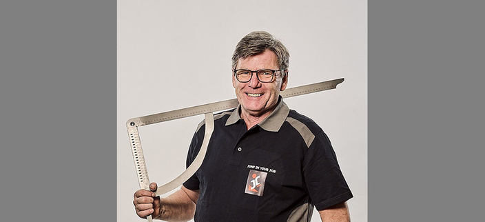 Dachdecker mit Werkzeug über der Schulter Dachdecker mit Werkzeug über der Schulter