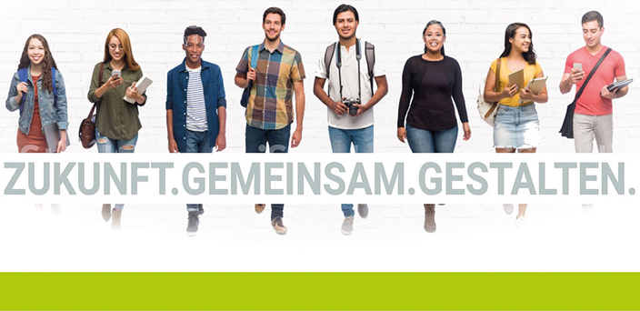 Mehrere junge Menschen gehen nebeneinander und lächeln, teilsweise tragen sie einen Rucksack, eine Tasche, eine Kamera oder ein Tablet. In Großbuchstaben steht der Slogan: „ZUKUNFT.GEMEINSAM.GESTALTEN." Mehrere junge Menschen gehen nebeneinander und lächeln, teilsweise tragen sie einen Rucksack, eine Tasche, eine Kamera oder ein Tablet. In Großbuchstaben steht der Slogan: „ZUKUNFT.GEMEINSAM.GESTALTEN."